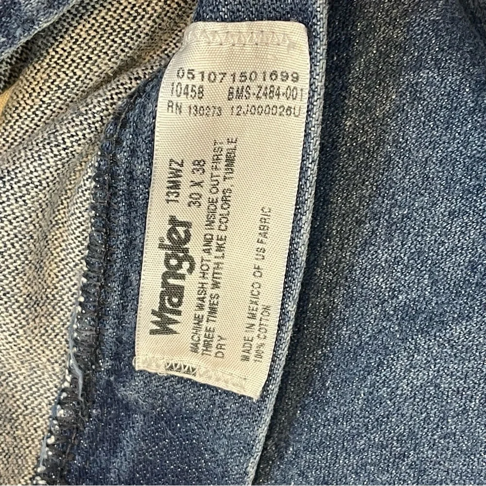 Wrangler blue jeans‎ men's size 30X29.5” cut off for women's jeans size 6-8